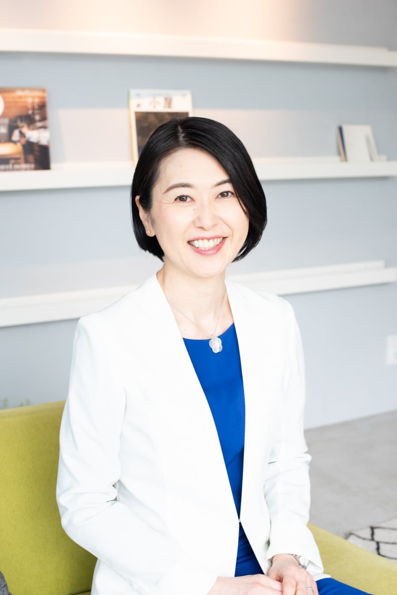 白いジャケットを着ている鷹取智子