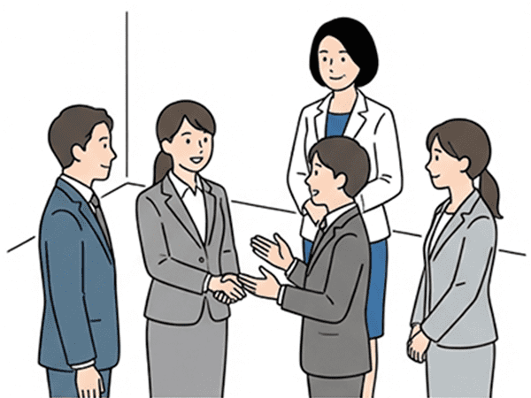 ロールプレイを行う若い男女とそれを見守る研修講師