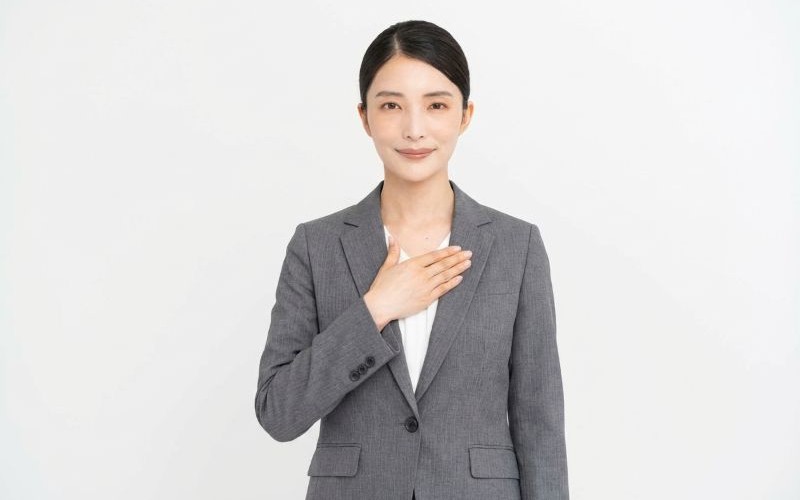 落ち着いた表情のビジネススーツの女性