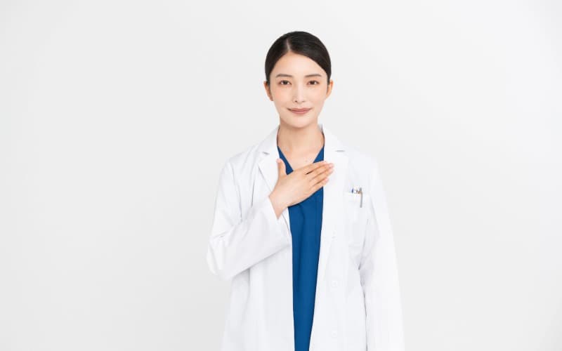 落ち着いた表情の女性医師