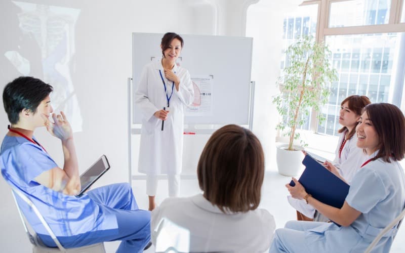 病院でスタッフミーティング中のナース達