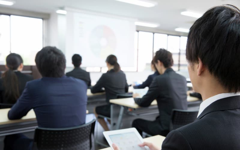 セミナーに参加するスーツを着た男女聴講生