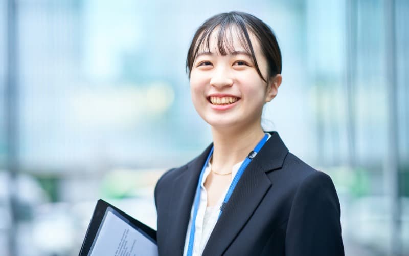 希望に満ち溢れた若いビジネス女性